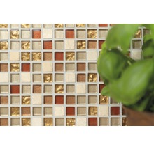 Mosaikfliesen mit quadratischen, goldenen, braunen und beigen Elementen