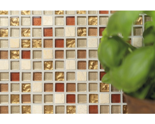 Mosaikfliesen mit quadratischen, goldenen, braunen und beigen Elementen
