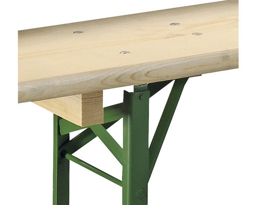 Detailansicht eines Biertisches mit Holzplatte und Metallgestell