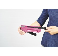 Person befüllt einen pinkfarbenen Tacker