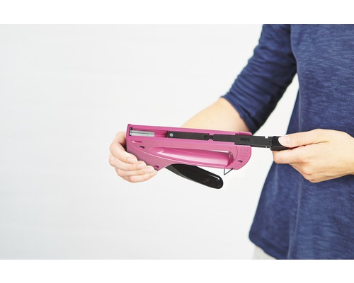 Person befüllt einen pinkfarbenen Tacker