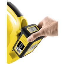 Einsetzen eines Kärcher 36 Volt Akkus in ein gelbes Gartengerät