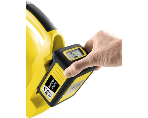 Einsetzen eines Kärcher 36 Volt Akkus in ein gelbes Gartengerät