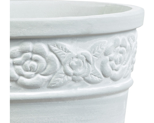 Detailaufnahme eines weißen Pflanzgefäßes mit Rosenmuster