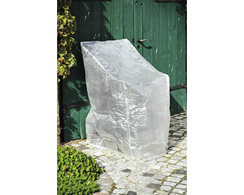 Stuhl mit transparenter Schutzhülle vor einer grünen Tür