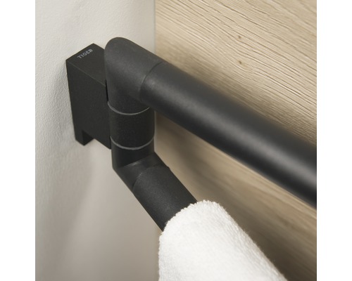 Tiger Logo auf einem schwarzen, schwenkbaren Handtuchhalter mit Handtuch