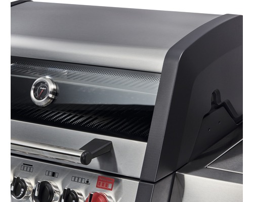 Detailansicht eines Edelstahl-Gasgrills mit Temperaturanzeige