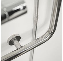 Detailaufnahme eines Haltegriffs aus Metall im Badezimmer, Tiger Logo sichtbar