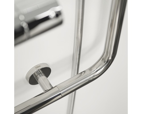 Detailaufnahme eines Haltegriffs aus Metall im Badezimmer, Tiger Logo sichtbar