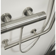 Duscharmatur mit Brausestange und Schlauch an einer Wand montiert
