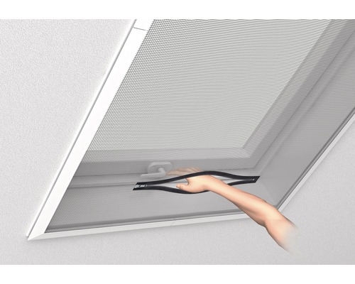 Ein Dachfenster mit Insektenschutzgitter wird von einer Hand bedient