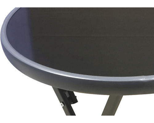 Detailansicht eines Gartentisches mit runder Glasplatte und Metallgestell