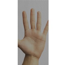 Hand hinter einem Moskitonetz