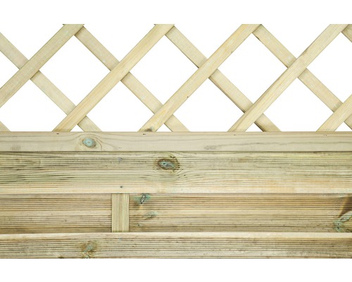 Detailansicht eines Holzzauns mit Lattenrost