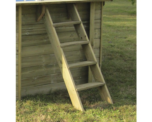 Holzleiter an einem Holzhaus im Garten.