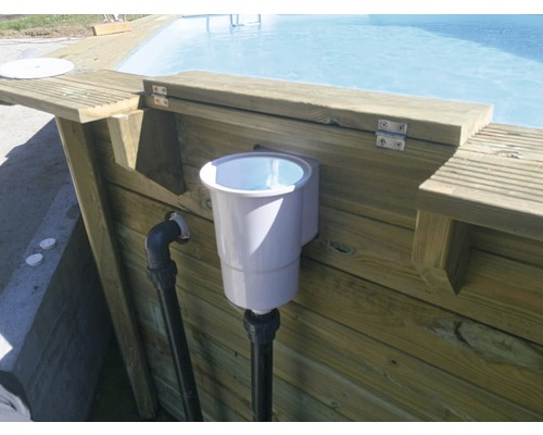 Detailansicht eines Schwimmbeckens mit Skimmer und Holzverkleidung.