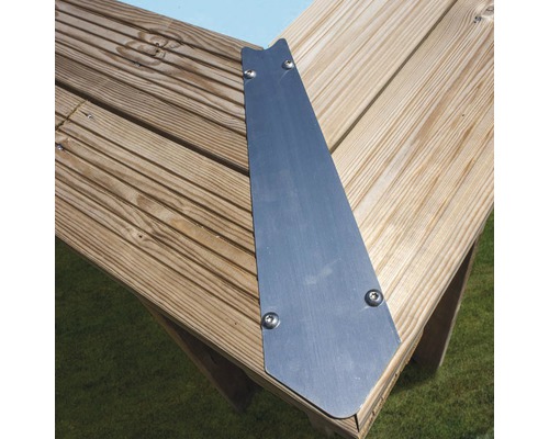 Metallverbinder auf Holzterrasse zur Konstruktionsverstärkung