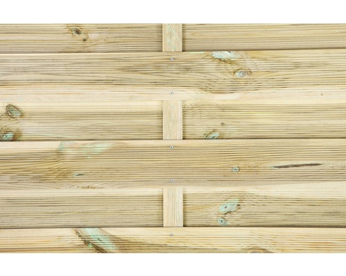 Holzzaun aus horizontalen Brettern mit Holzstreben