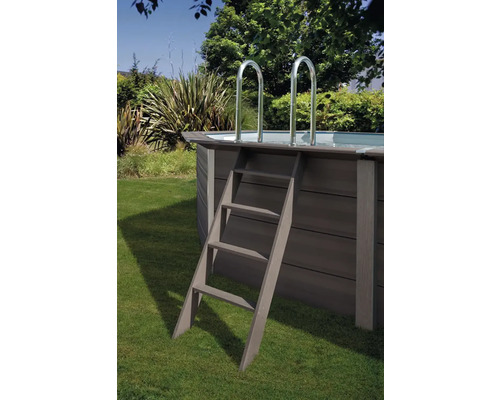Aufstellpool mit Leiter im Garten