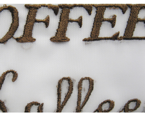 Detailansicht der Stickerei des Wortes Kaffee auf Stoff
