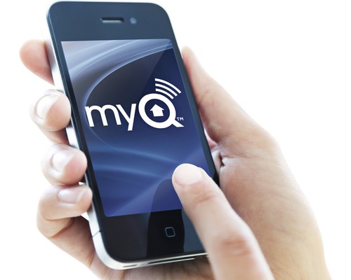 Person hält Smartphone mit der myQ App