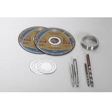 Zwei Trennscheiben, ein Metallring, zwei Gewindebohrer, Bohrer und Testaufkleber liegen auf einer Oberfläche.