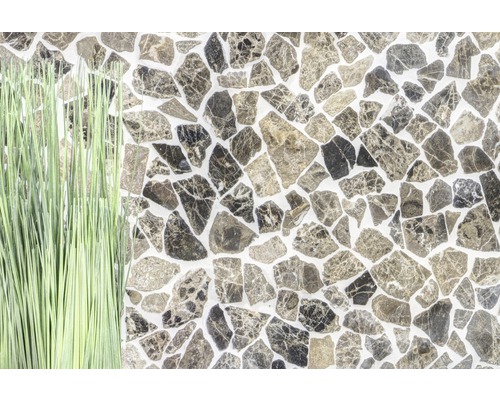 Wandfliesen mit Natursteinoptik und Dekoration