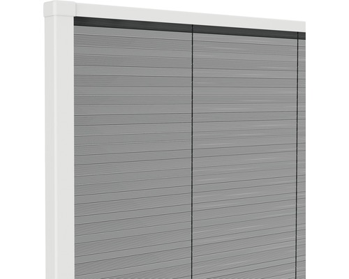 Graue Plisseejalousie mit weißem Rahmen zur Fensterdekoration und zum Sonnenschutz