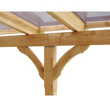 Detailansicht einer Holzpergola mit transparenter Überdachung
