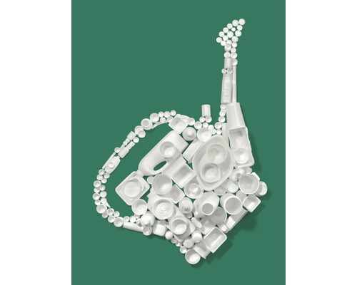 Komposition aus weißem Plastikmüll in Form einer Gitarre