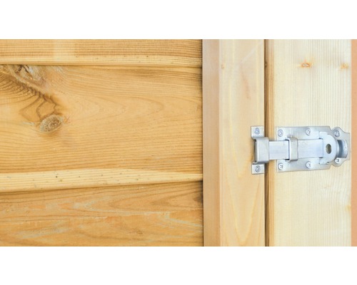 Detailansicht einer Holztür mit einem Riegelverschluss