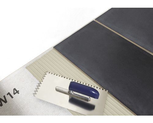 Fliesenverlegung mit Spachtel und Abdichtband