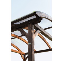 Detailansicht eines Gartenpavillons aus Holz mit durchsichtigem Dach