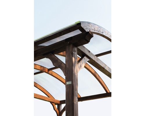 Detailansicht eines Gartenpavillons aus Holz mit durchsichtigem Dach