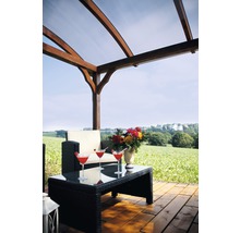 Überdachte Terrasse mit Holzboden und Gartenblick