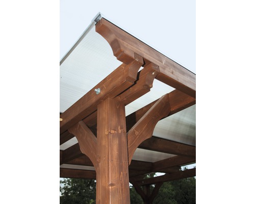 Detailansicht eines Holzpavillons mit transparentem Dach