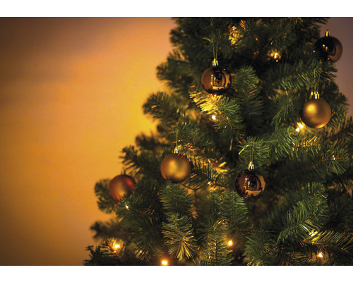 Geschmückter Christbaum mit Kugeln und Lichtern