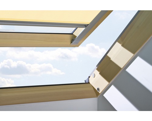 Geöffnetes Dachfenster mit Blick auf den Himmel