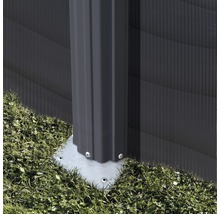 Detailansicht einer Metallpfostenbefestigung im Garten