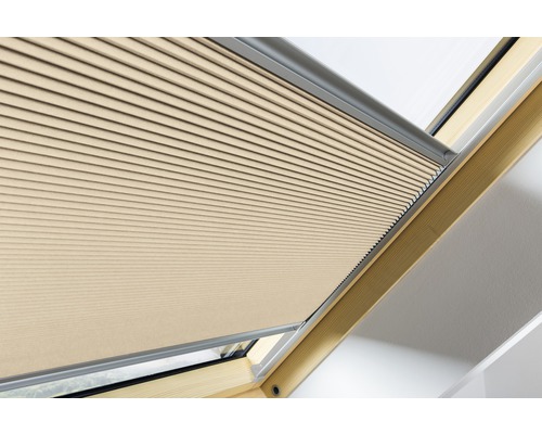 Beige Faltstores am Dachfenster zur Beschattung