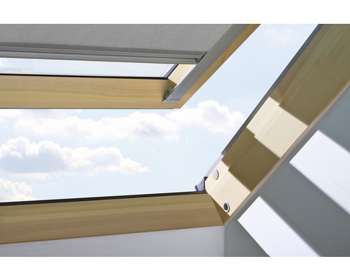 Geöffnetes Dachfenster mit Blick auf den Himmel