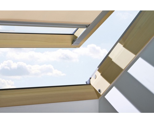 Geöffnetes Dachfenster mit Holzrahmen und Blick auf den Himmel