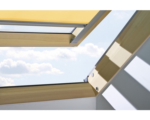 Dachfenster mit geöffnetem Fenster und Blick auf den Himmel