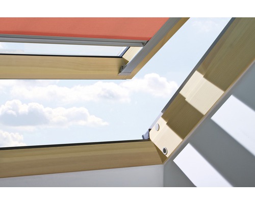 Dachfenster mit geöffnetem Fenster und Rollo