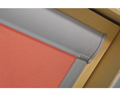 Dachfenster-Rollo im Detailansicht mit Fakro Logo