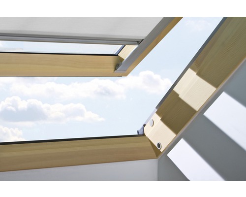 Holz Dachfenster mit Blick auf den Himmel