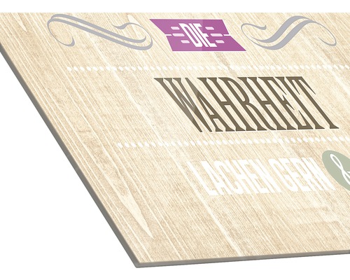 Dekoratives Schild mit Holzstruktur und dem Text: Die Wahrheit lachen gern.