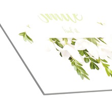 Dekorative Wanddekoration mit Schriftzug und floralen Elementen