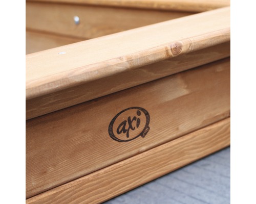Detailansicht eines Sandkastens aus Holz mit Axi Logo
