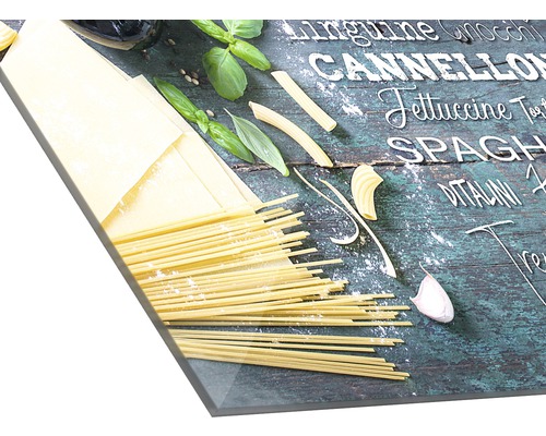 Glasbild mit Pasta Motiven und Schriftzügen verschiedener Nudelsorten